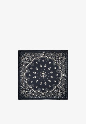 Foulard carré noir avec des têtes de mort blanches et des motifs cachemire disposés en design circulaire et symétrique.