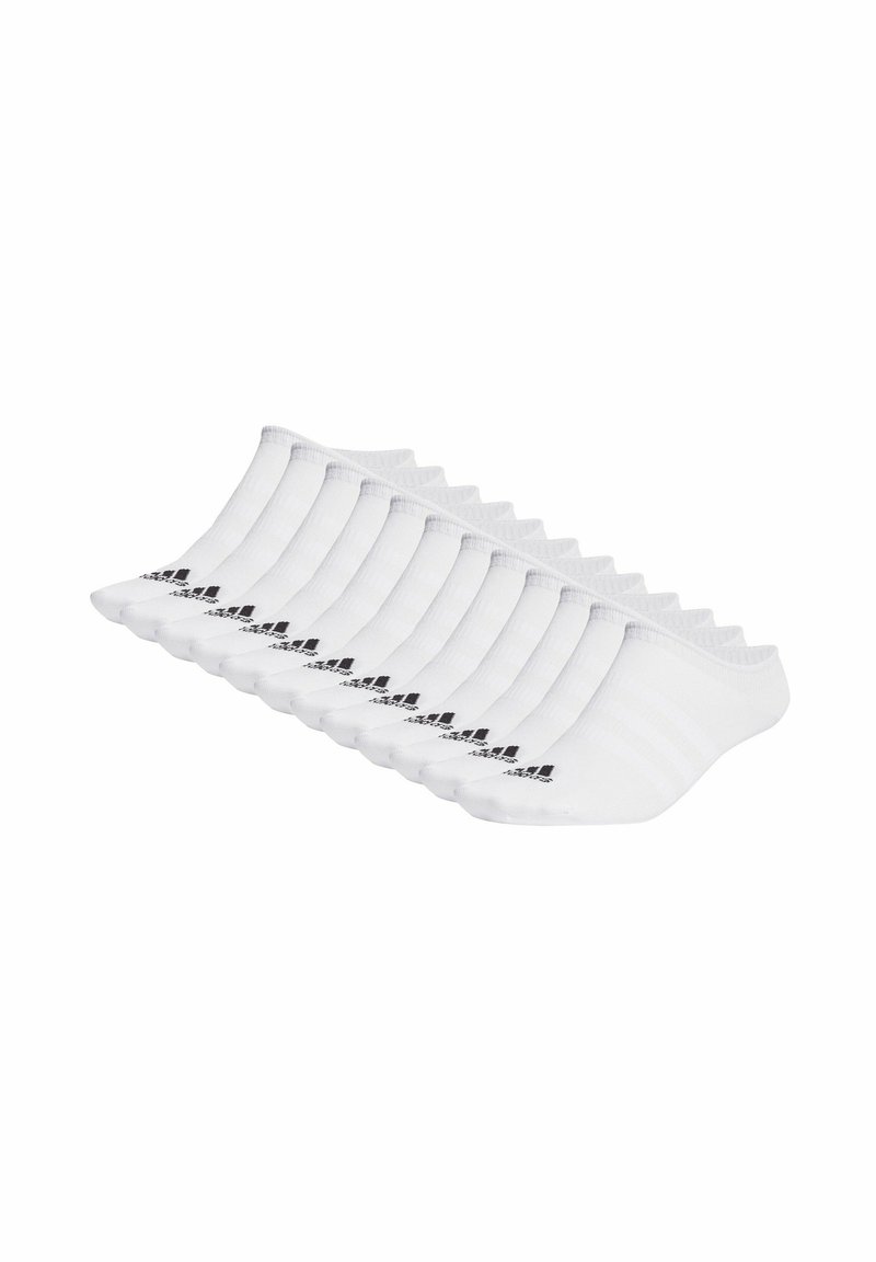 Vita bomullssockor arrangerade i en rad, med en lågklippdesign, ribbad textur upptill och svart branding på sidan.