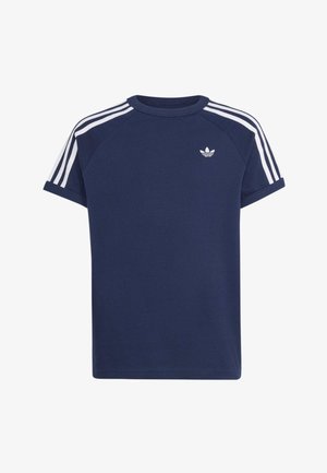 Granatowy krótki rękaw koszulka Adidas z białymi trzema paskami na ramionach i logo trefoil Adidas na piersi.