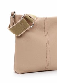 Borsa in pelle beige chiaro con superficie texturizzata, dotata di una tracolla in tessuto verde fissata con minuteria in argento e dettagli di cucitura.