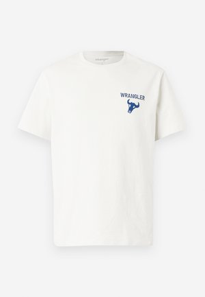 T-shirt de algodão branco com um logo azul da Wrangler e um gráfico de touro na área esquerda do peito. Mangas curtas e decote redondo.