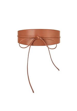 Large ceinture en cuir marron avec un lien en cuir fin noué en nœud papillon au centre devant.
