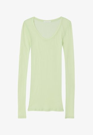 Lysegrøn langærmet tætsiddende skjorte med bred rund halsudskæring, vist fladt på en hvid baggrund.