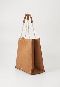 Brun læder tote taske med quiltet mønster, kæde- og læderhåndtag samt flad bund. Tasken har et minimalistisk design og er rummelig.