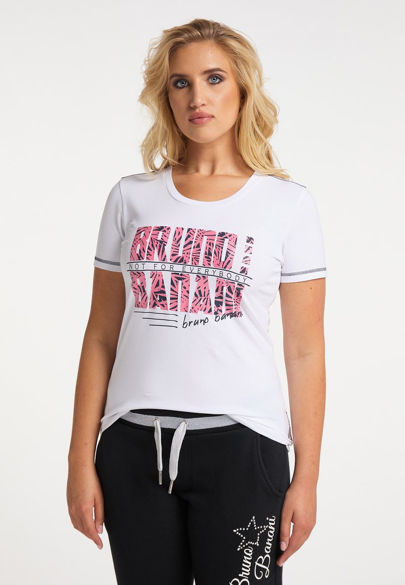 Weißes T-Shirt mit kurzen Ärmeln und pinkem Grafikdruck sowie schwarzen Akzenten, kombiniert mit schwarzen Jogginghosen mit einem dekorativen Logo.