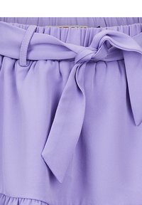 Lavendelkleurige jurkstof met een gladde textuur, met een cinched taille en een gestrikte strikdetail. De naden zijn gathered voor een vloeiende uitstraling.