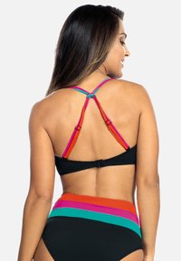Czarny biustonosz bikini z wielokolorowymi ramiączkami (czerwonymi, różowymi, turkusowymi) w krzyżującym się wzorze; pasująca wysoka dolna część z poziomymi paskami.