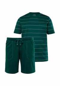 Camiseta a rayas verdes con un bolsillo, combinada con pantalones cortos verdes a juego que cuentan con dos bolsillos frontales y una cinturilla elástica.