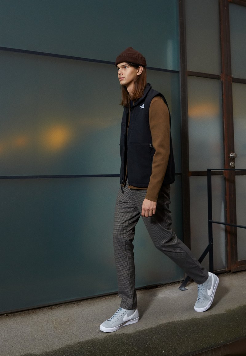 Nike Sportswear BLAZER MID '77 UNISEX - Sapatilhas de cano alto - light smoke grey/white/black