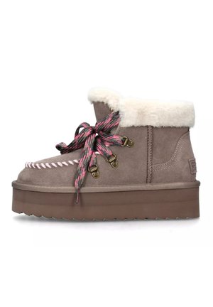 Stivaletto in suede marrone con colletto di pelliccia bianca, lacci a fantasia rosa e nera, occhielli metallici e suola spessa con battistrada testurizzato.