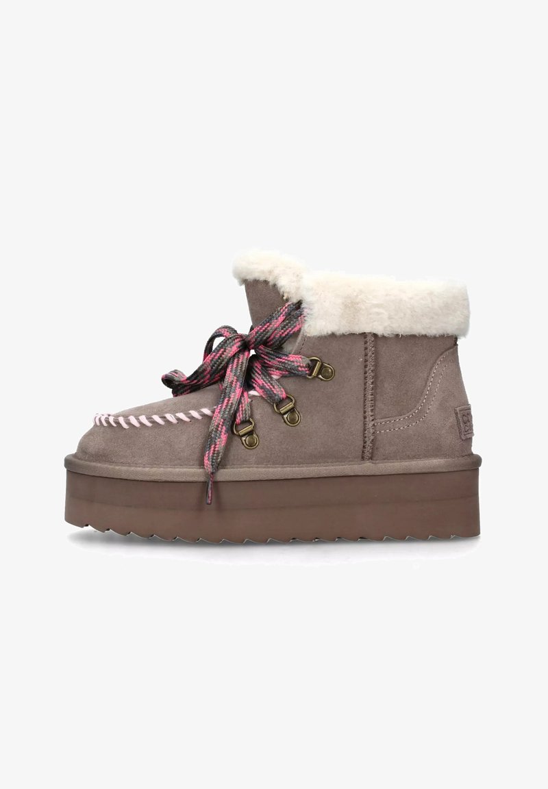 Stivaletto in suede marrone con colletto di pelliccia bianca, lacci a fantasia rosa e nera, occhielli metallici e suola spessa con battistrada testurizzato.