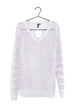 Jasnoszary sweter w serek wykonany z przędzy dziewiarskiej, z otwartym wzorem i ściągaczami przy mankietach i dolnym brzegu. Wisi na czarnym hak.