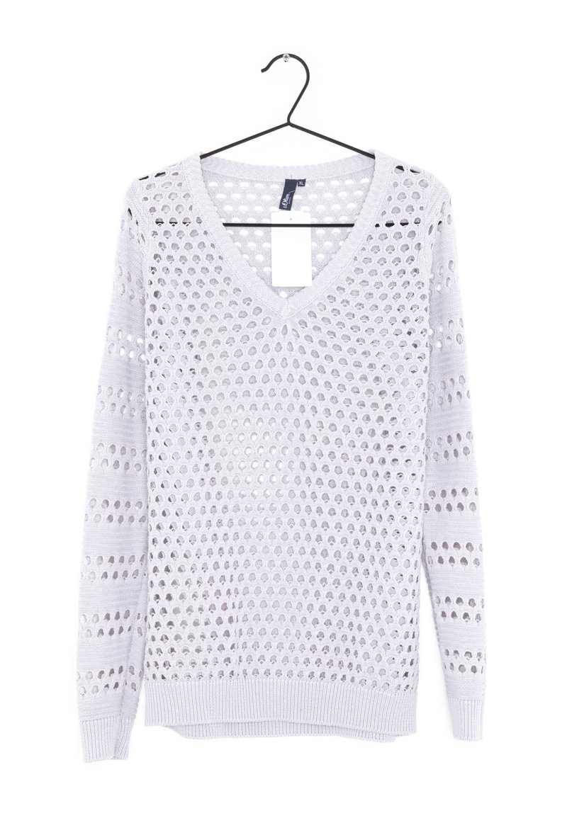 Pull en V gris clair en tissu tricoté, présentant un motif à trous ouverts et des poignets et un ourlet côtelés. Suspendu à un crochet noir.