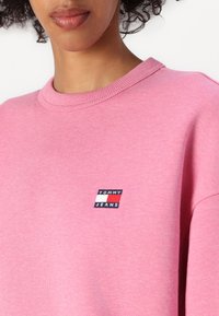 Tommy Jeans BADGE CREW - Felpa - pink crush