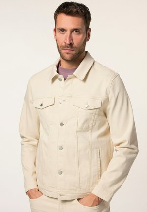 Lys beige denimjakke med to brystlommer, sølvhardware og sidelommer. Har krave og knaplukning foran.