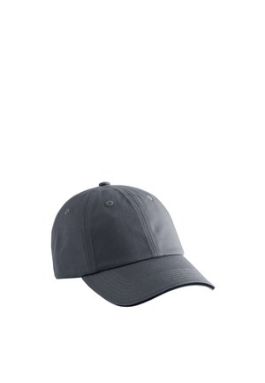 Casquette de baseball gris foncé avec une visière courbée et des œillets de ventilation, présentée sur fond blanc.