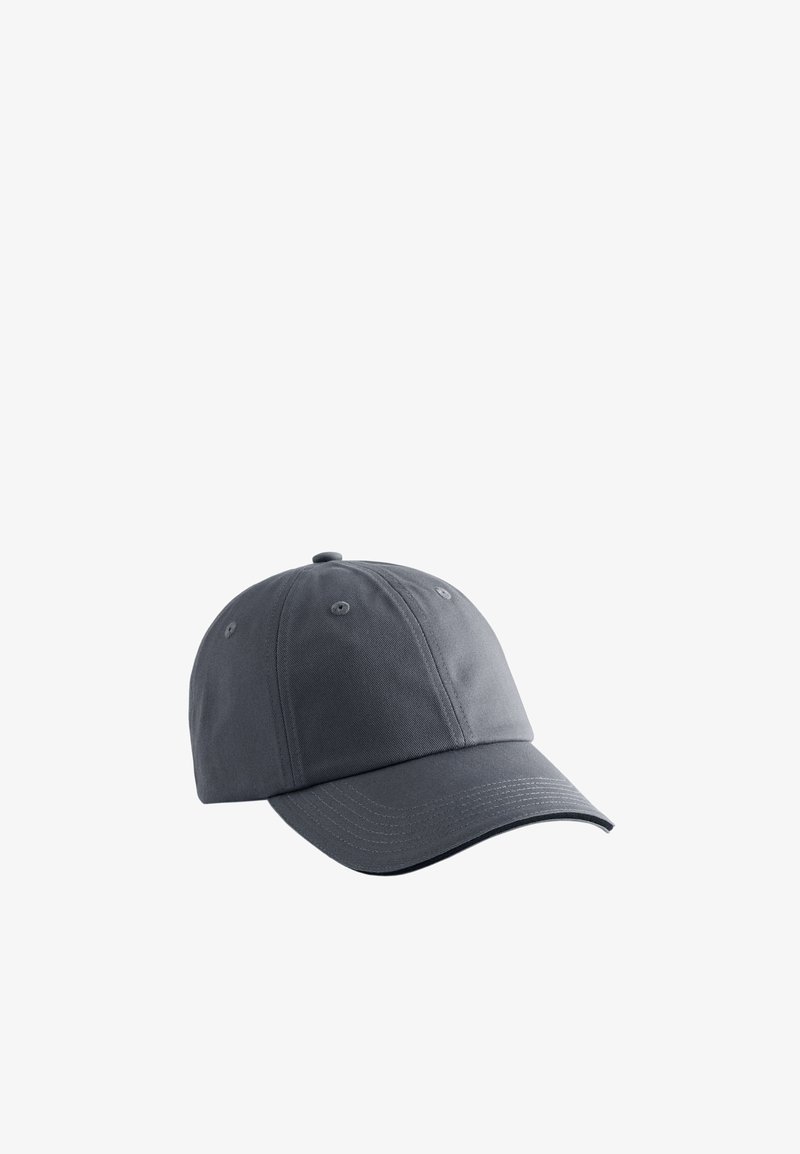 Casquette de baseball gris foncé avec une visière courbée et des œillets de ventilation, présentée sur fond blanc.