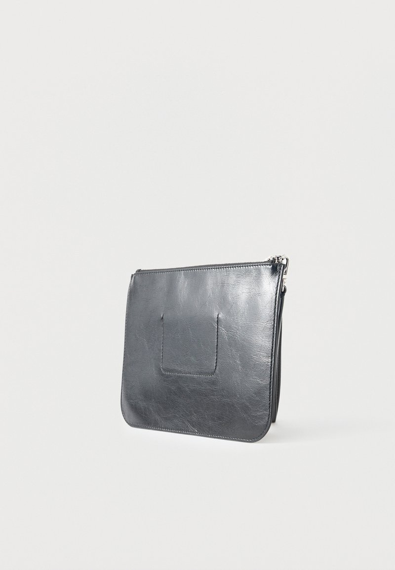 Borsa clutch rettangolare in pelle nera con cerniera superiore e toppa rettangolare cucita sul davanti su sfondo uniforme.