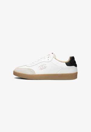 Witte leren sneaker met een tan rubberen zool. Heeft een zwarte hielaccent, een off-white suède neuskap en textuurnaden details.
