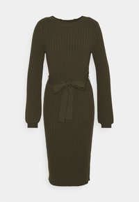 Abito midi a maniche lunghe in maglia a costine verde oliva scuro, con scollatura tonda e cintura in tessuto legata in vita.