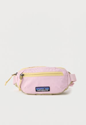 Pequeña riñonera en tonos pastel rosa y beige con cremalleras amarillas y el logo de Patagonia en el bolsillo frontal.