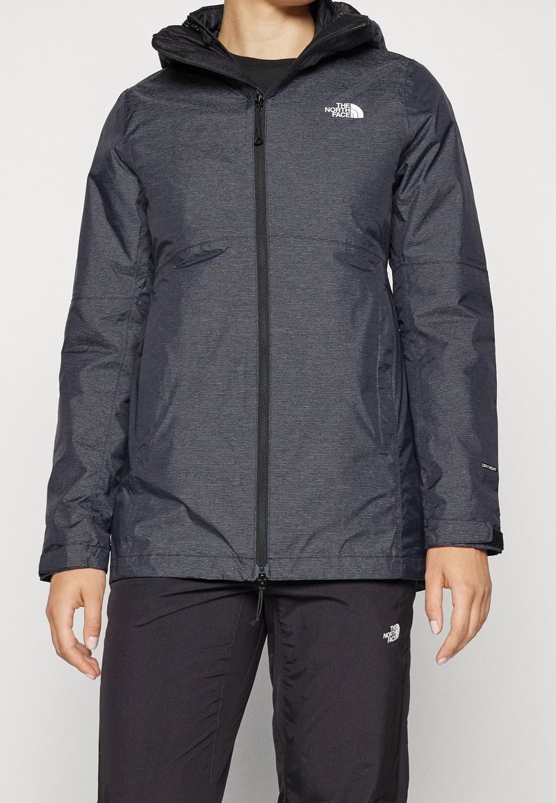 Mörkgrå isolerad jacka med en texturerad yta, dragkedjeslutning, justerbar huva, två framfickor och logotyp på bröstet och ärmen.