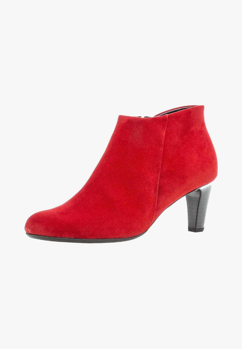 Bottine en daim rouge à bout pointu et talon moyen noir empilé, vue de côté.