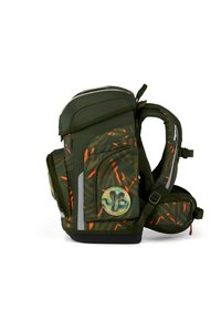 La mochila de camuflaje verde presenta franjas naranjas, múltiples bolsillos con cremallera, una parte superior moldeable y un diseño circular de serpiente como acento en el lateral.