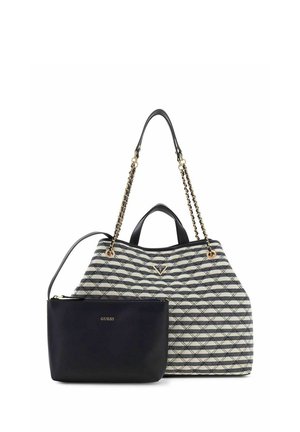 Sac fourre-tout rayé noir et blanc avec poignées en chaîne et petite pochette noire assortie avec logo "GUESS" doré.