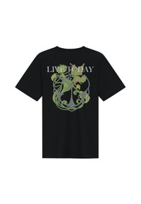 Zwarte katoenen t-shirt met een centraal grafisch ontwerp van groene bladeren, een anker en de tekst "LIVE TO DAY" in het grijs, allemaal op de achterkant.