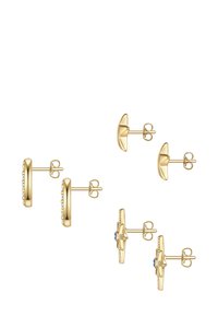 Náušnice na štúdium v zlatej farbe s hladkým dizajnom kruhu, ozdobené malými čírymi kamienkami a kvetinovým akcentom s modrým detailom.