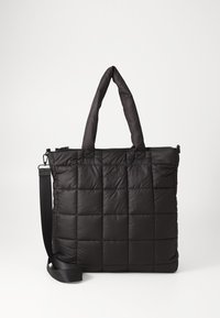 Borsa tote nera in piumino con design trapuntato, dotata di due manici superiori e di una tracolla regolabile. Materiale liscio e lucido. Chiusura con zip.