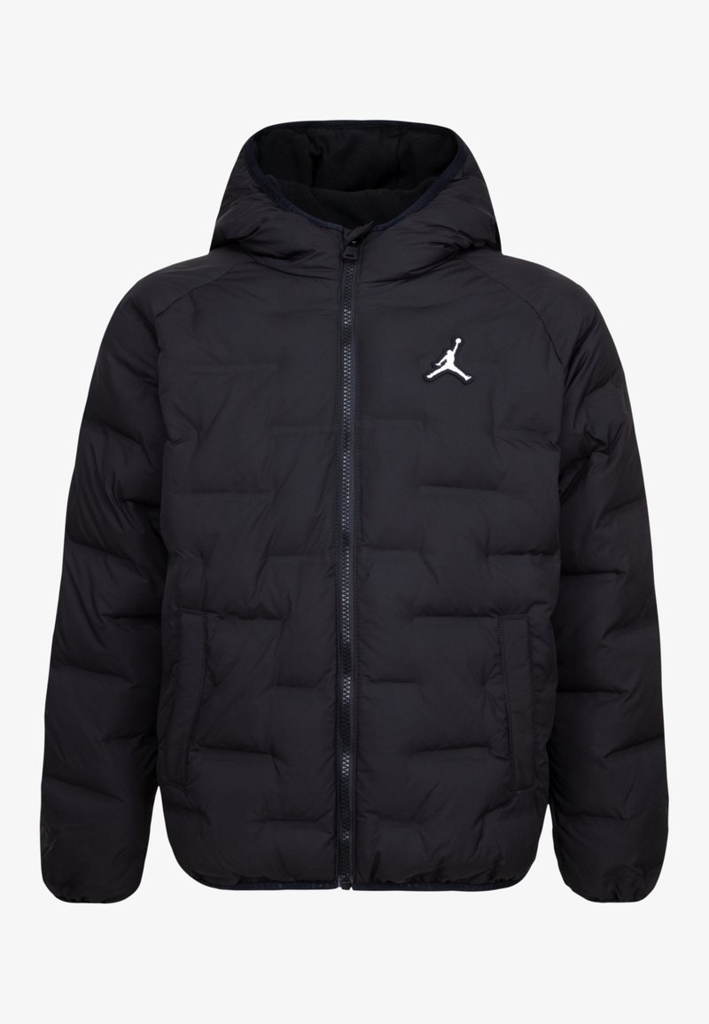 Veste d’hiver noire matelassée à capuche, fermeture éclair à l’avant et deux poches, avec un petit logo Jumpman blanc sur la poitrine gauche.