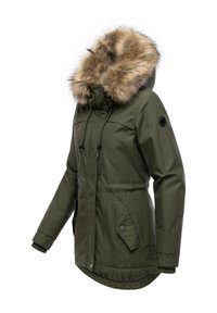 Olivgrön parkasjacka med huva i fuskpäls, dragkedja fram, dragsko vid halsen och sidofickor. Anpassad passform med ribbade ärmmuddar.