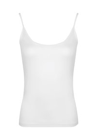 Witte vrouwelijke strandtop met dunne spaghettibandjes en een ronde halslijn op een witte achtergrond.