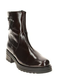 Bottine en cuir verni marron avec un bout arrondi, semelle en caoutchouc noire épaisse et fermeture éclair sur le côté, dotée d'une sangle décorative et d'une accentuation de boucle.