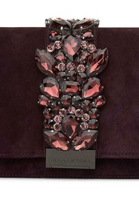Kopertówka z ciemnofioletowego zamszu, z klapką z magnesem ozdobioną klejnotami w różnych kształtach i odcieniach różowych i czarnych kamieni szlachetnych.