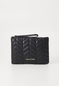 Černá kožená taška s prošívaným designem rybí kosti, zlatým logem a zápěstním popruhem. Uzávěr na zip po horním okraji.