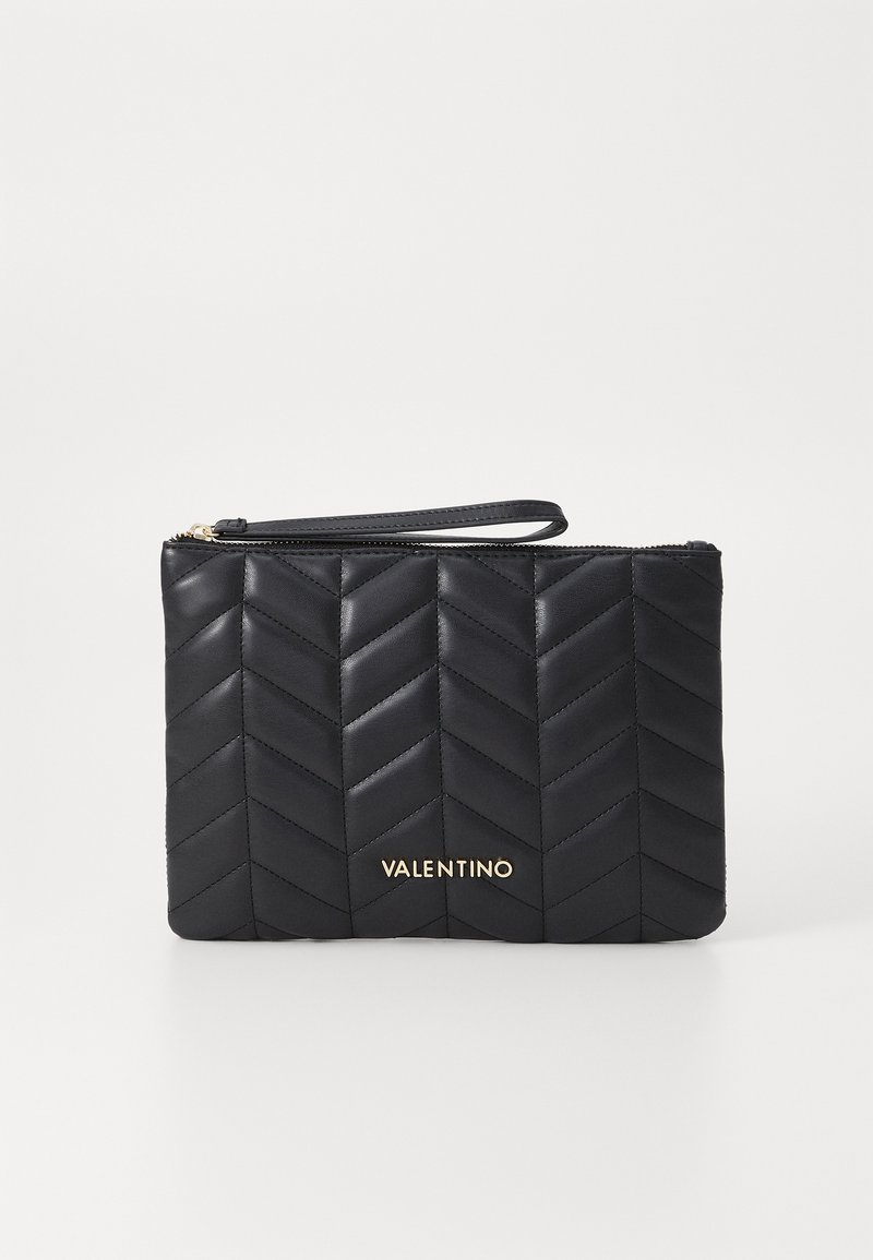 Černá kožená taška s prošívaným designem rybí kosti, zlatým logem a zápěstním popruhem. Uzávěr na zip po horním okraji.