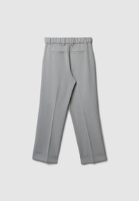 Pantaloni grigi con un design a gamba larga, vita elastica e due tasche posteriori. Tessuto liscio con un aspetto pulito e minimalista.
