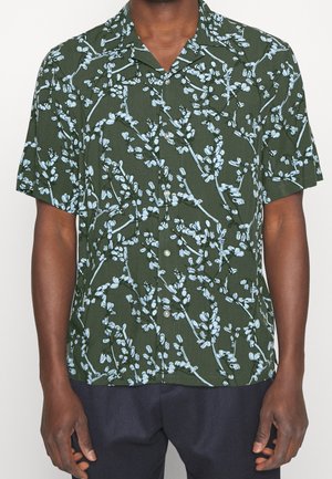 Camisa verde de manga corta con un patrón floral en azul claro, con un corte relajado y cuello abotonado.