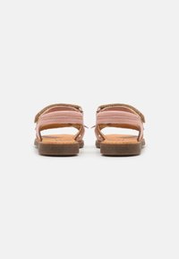 Rosa sandaler med en teksturert brun såle, med åpne sider og to justerbare stropper for en sikker passform. Glatt skinnmateriale.