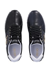 Scarpe da ginnastica in pelle nera con accenti dorati, punta rotonda, suole piatte e lacci neri. Fodera interna bianca con nome del marchio.