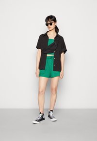 ONLY ONLTARA SHORTS/TUBE SET  - Top - pepper green