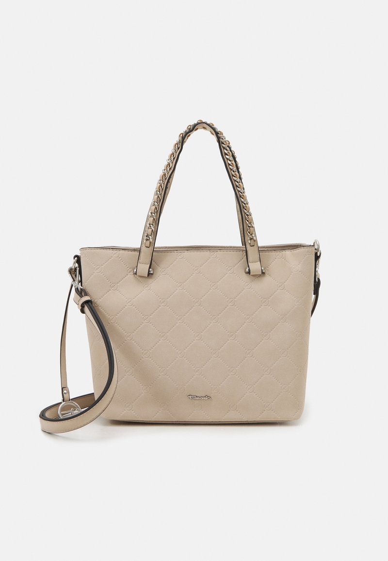 Sac à main matelassé beige avec doubles poignées ornées de chaînes et une bandoulière réglable, sur fond blanc.