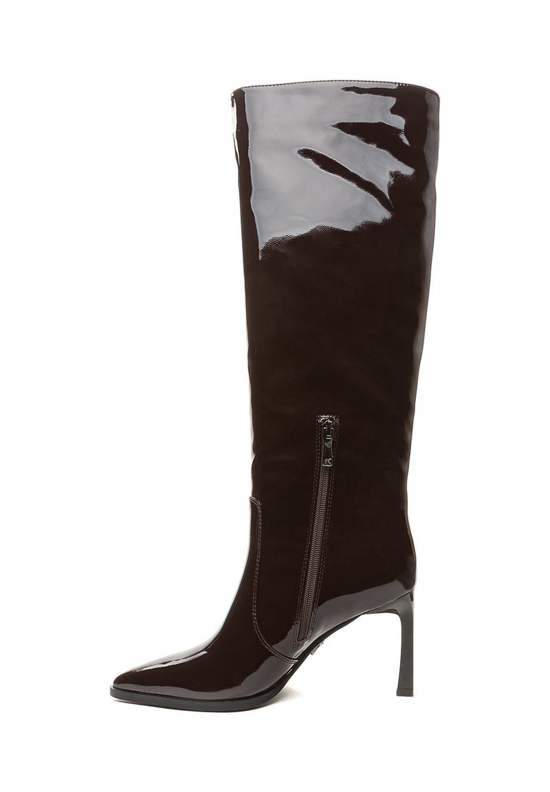 Čizmice do koljena, sjajne tamnosmeđe boje s špirolikim vrhom, s bočnim patentnim zatvaračem i suptilnim detaljima šivanja u području zatvarača. S potpeticom.