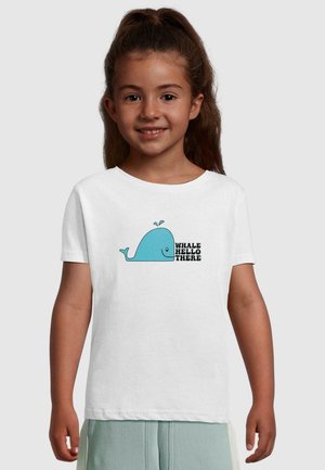 Balta īsām piedurknēm t-kreklu ar zilo vaļu grafiku un melnu tekstu "WHale Hello There". Materiāls izskatās mīksts un viegls.