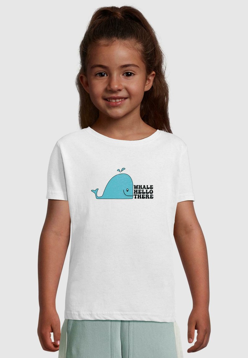 Valge lühikeste varrukatega t-särk, millel on sinise vaala graafika ja must tekst "WHale Hello There". Materjal näib olevat pehme ja kerge.