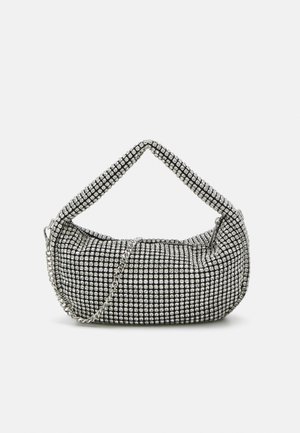 Petit sac à main en tissu noir couvert de rangées de strass argentés avec une petite poignée et une bandoulière à chaîne argentée.