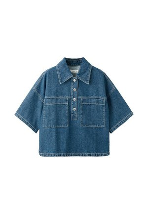 Camisa de mezclilla de manga corta con cuello ancho, tapeta de botones frontal y dos grandes bolsillos rectangulares en el pecho.